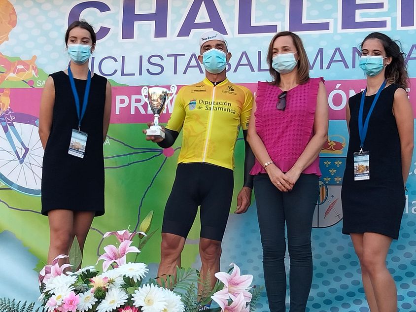 Eladio Jiménez en el podio de la etapa de Carbajosa de la Sagrada - EC Salmantina