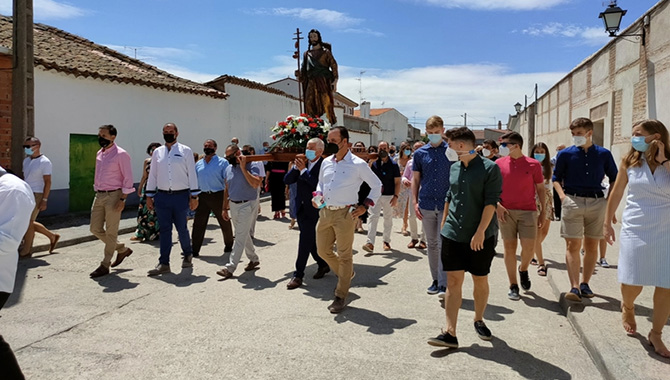La histórica imagen de Santiago volvía a procesionar más de medio siglo después por las calles de Santiago de la Puebla. Aurelio Jinete
