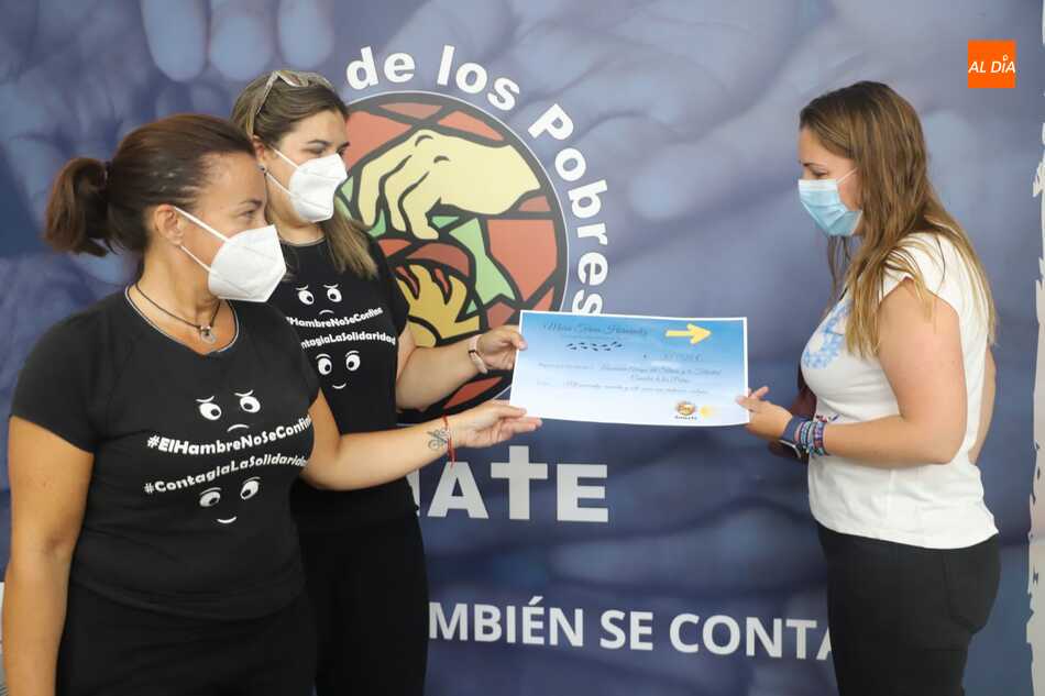 Entrega del importe recaudado con la iniciativa solidaria Yo pongo los pies, tú dejas las huellas. Foto: Lydia González