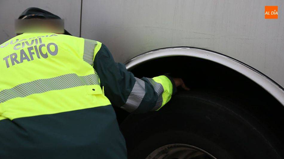 Imagen de archivo de un agente de la Guardia Civil revisando un camión