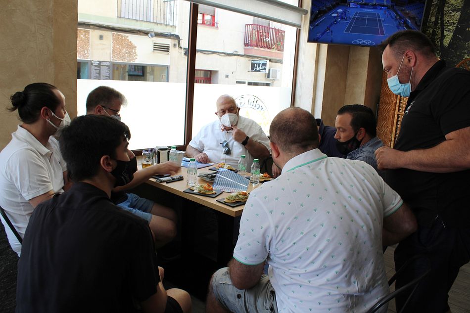 El jurado examina algunos de los pinchos participantes - Fotos: Markbi Agency