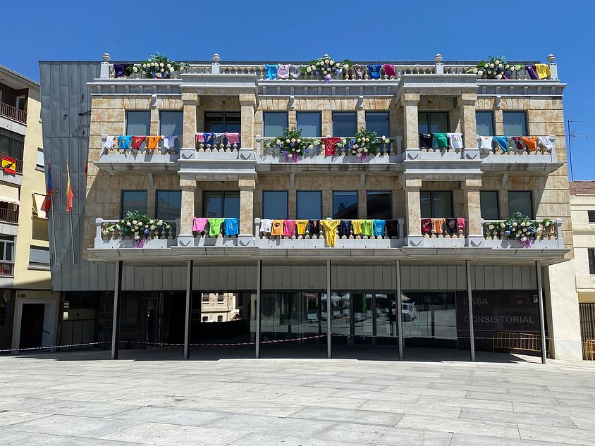 Las camisetas de las peñas ya lucieron en la fachada en 2020 - Ayto. Guijuelo