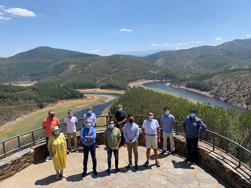 Los alcaldes y subdelegados asistentes a la reunión visitaron el famoso meandro Melero - Subd. de Gobierno en Salamanca