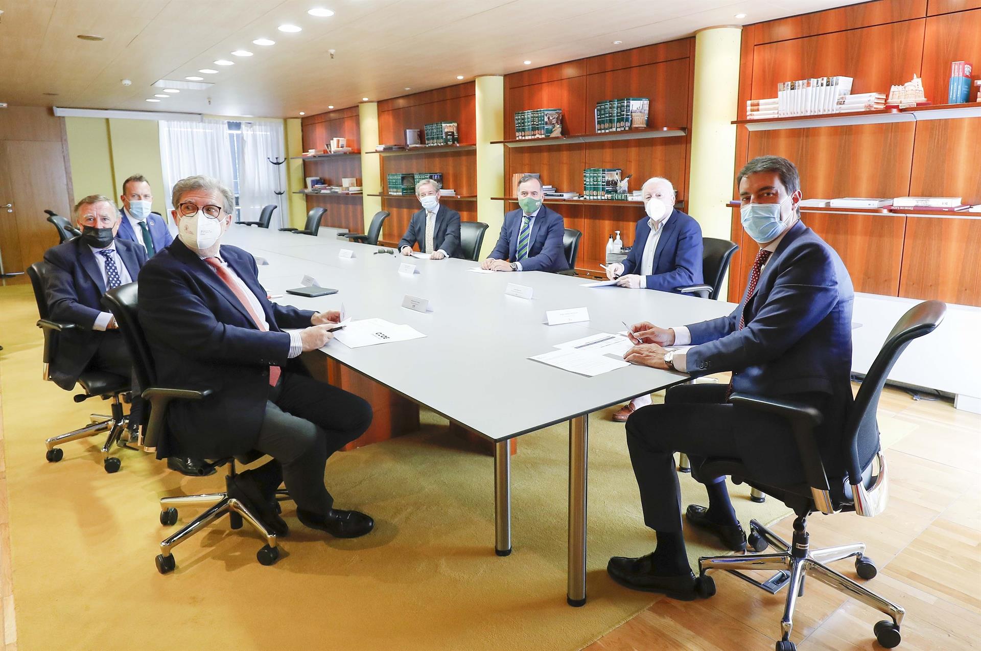 Imagen de la reunión con los representantes de entidades empresariales de CyL