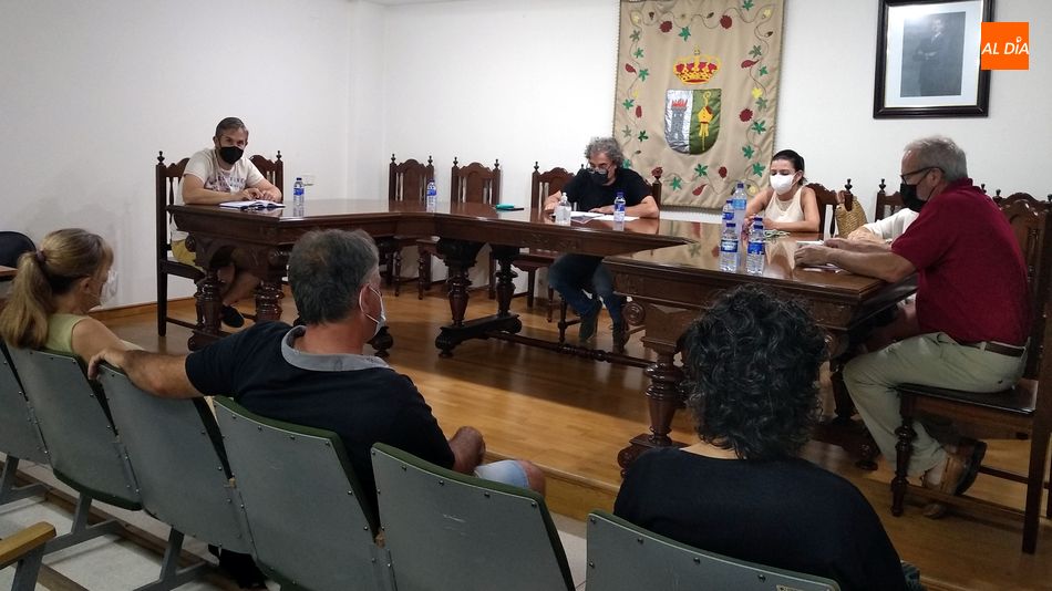 Los ediles del Consistorio de Lumbrales guardaron la distancia de seguridad durante la sesión plenaria / E. Corredera