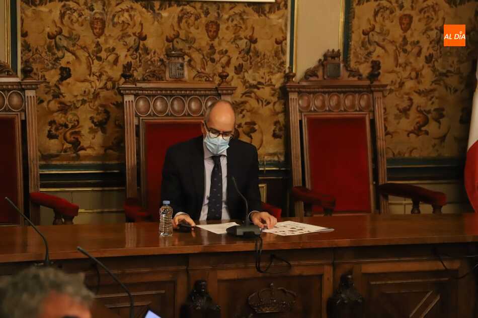 El presidente de la Diputación, Javier Iglesias, durante el pleno de este miércoles. Foto: Lydia González