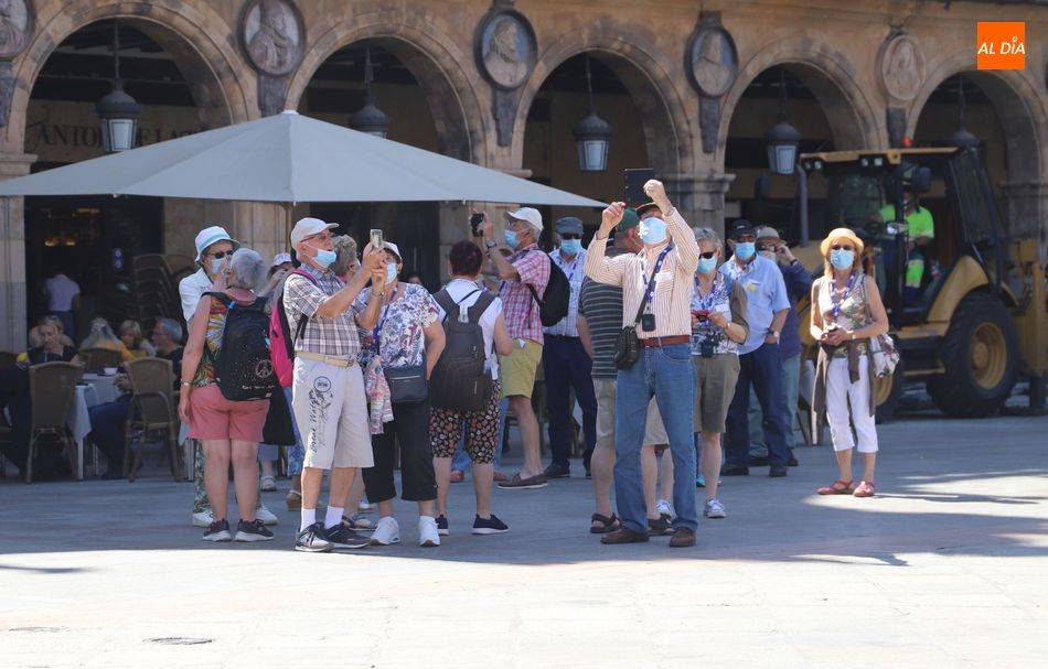 Un grupo de turistas en la Plaza Mayor en una imagen de archivo