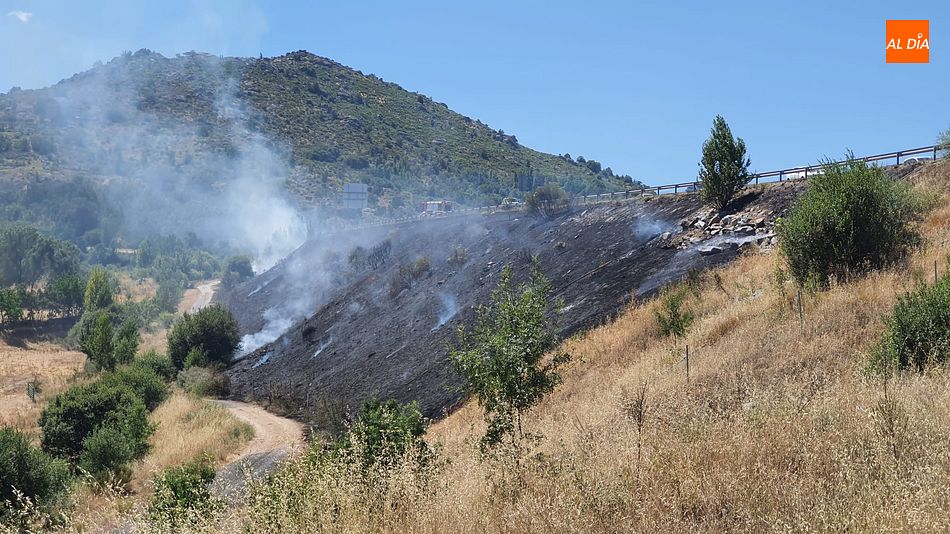 Un coche arde por completo en la A-66 provocando un incendio forestal en el Puerto de Vallejera