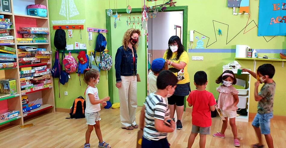 Visita de la concejala Ana Suárez a las ludotecas de verano