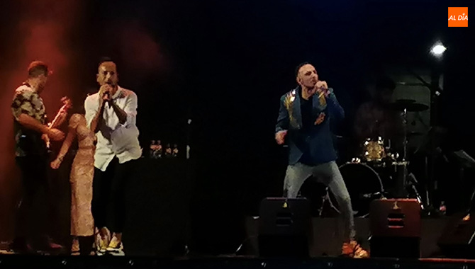 Imagen del concierto de María Artés y El Maki en Santa Marta. Lydia González