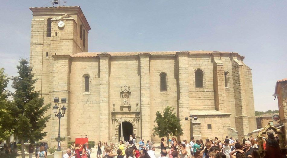 Imagen de la iglesia parroquial de Salmoral en verano | ARCHIVO