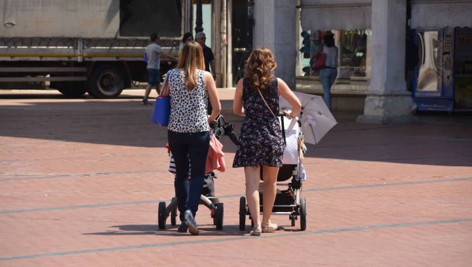 Dos madres paseando con el carrito de sus bebés en una imagen de archivo