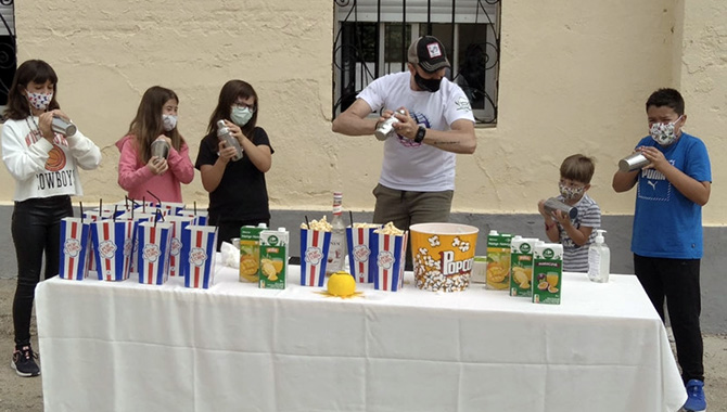 Los campamentos infantiles de Zorita organizaban un taller de cócteles junto a Teo Marcos