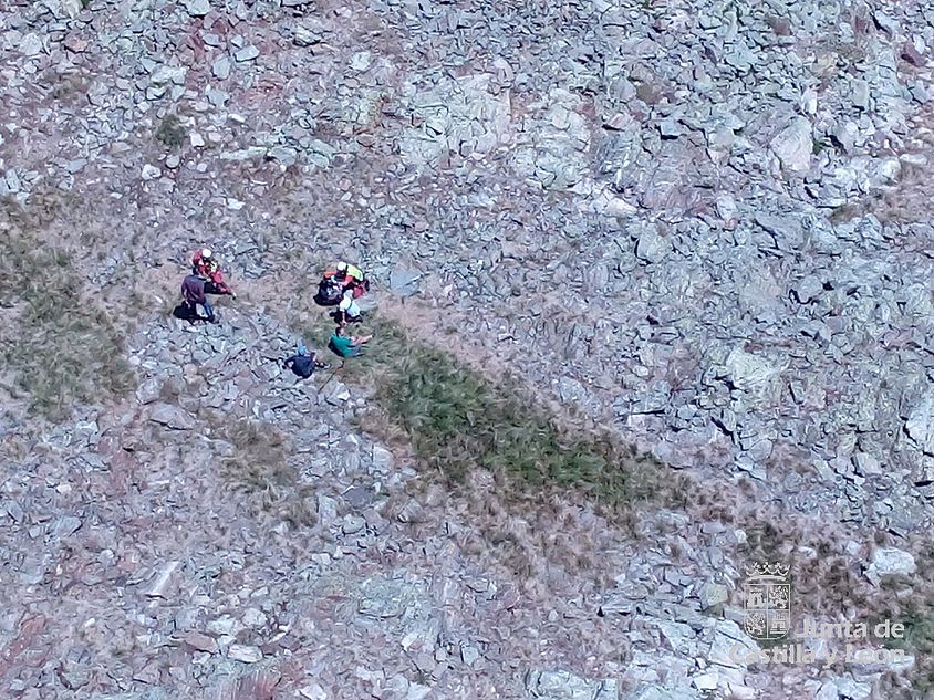 Efectivos del Grupo de Rescate de Protección Civil auxilian a una joven que sufrió una reacción alérgica en la Sierra de Gredos. - JCYL