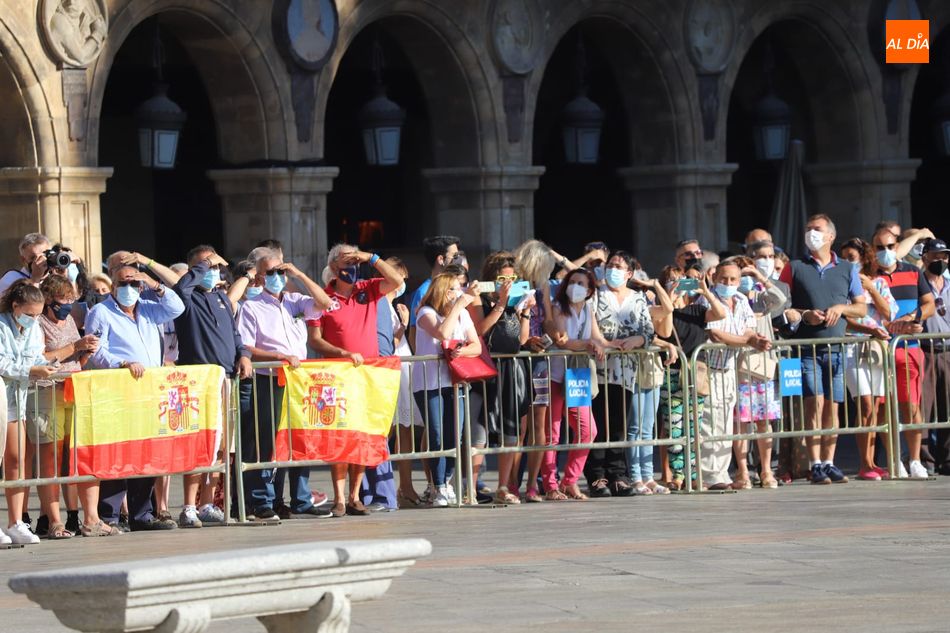 Los salmantinos arropan la Conferencia de Presidentes acudiendo a contemplar el acto en la Plaza Mayor | FOTOS: Lydia González