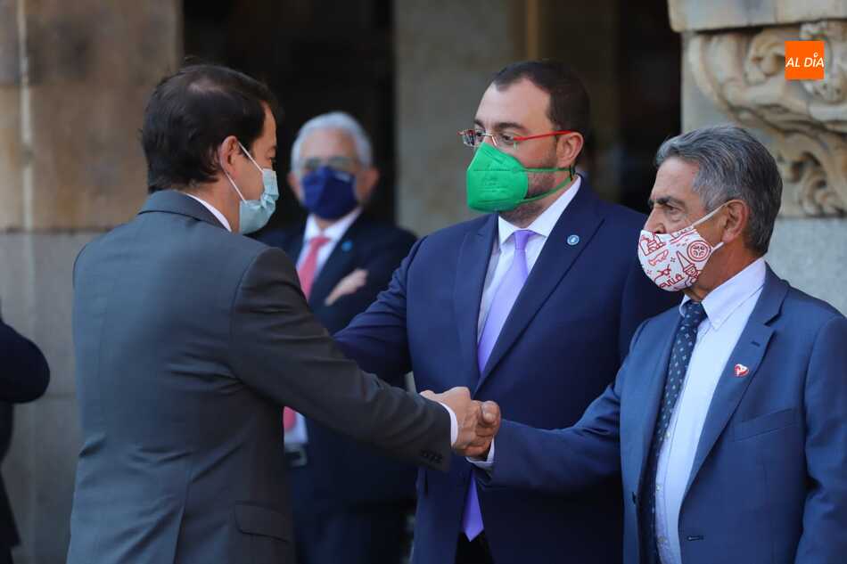 Miguel Ángel Revilla (dcha.) saluda al presidente de CyL, Alfonso Fernández Mañueco, hoy en Salamanca - Lydia González