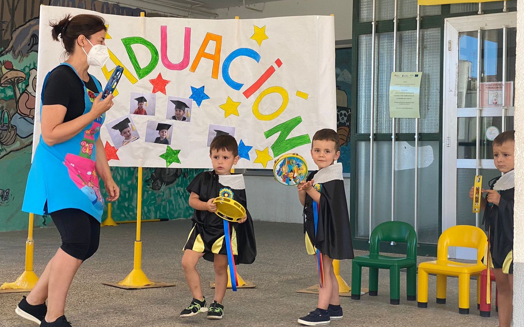 Foto 4 - Los pequeños de la guardería de Vitigudino celebran su ‘graduación’  