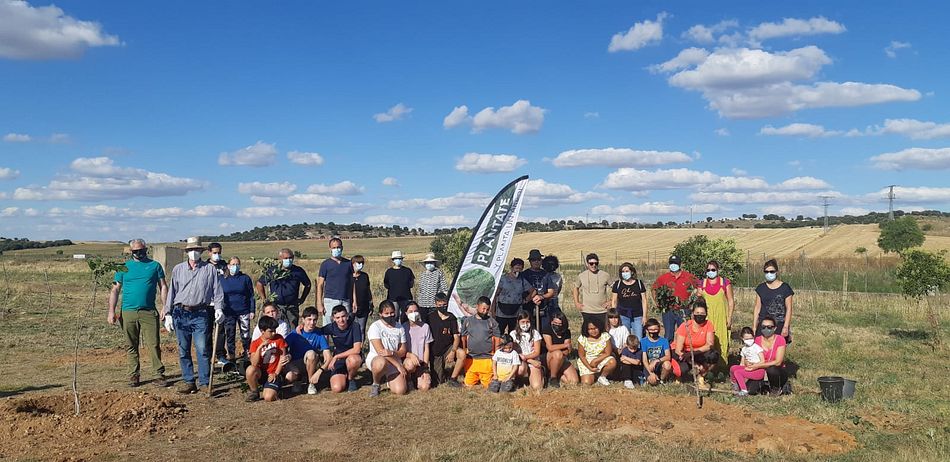 Voluntarios participantes en la plantación de árboles en San Pedro del Valle - Diputación de Salamanca