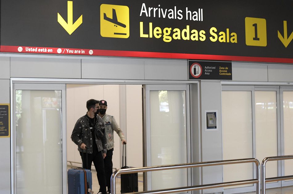 Pasajeros procedentes de un vuelo con origen Gran Bretaña llegan a la terminal T1 del Aeropuerto Adolfo Suárez Madrid-Barajas - Óscar Cañas - Europa Press