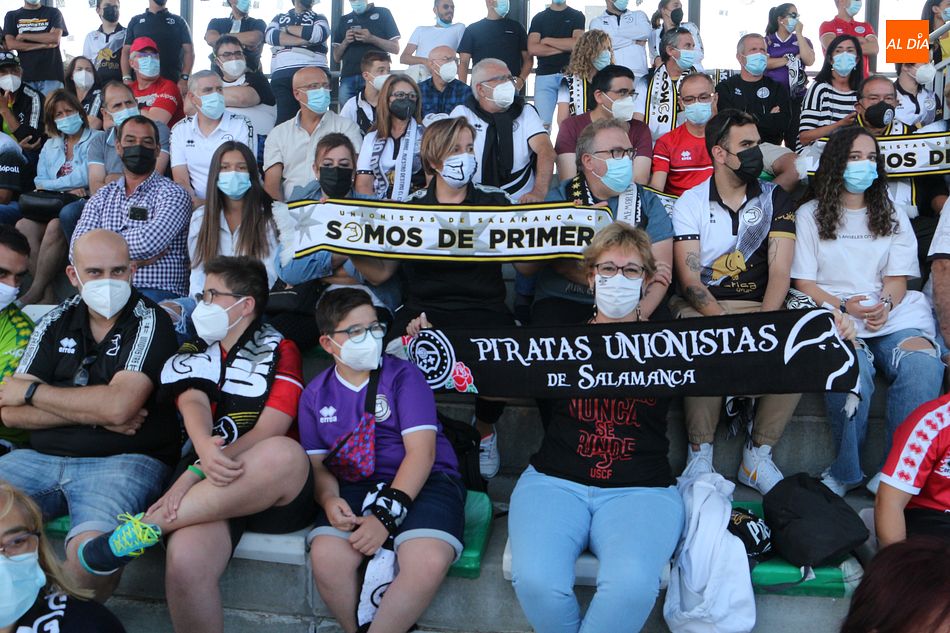 Gran ambiente de aficionados en el Municipal Luis Ramos - Kiko Robles