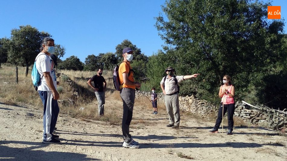 Tanis de Luis,  catedrático de ecología, dirigió el paseo guiado por la ruta del Molino de la Vega