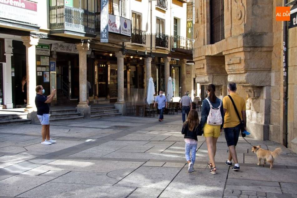 Gente con mascarilla paseando por la ciudad en una imagen de archivo