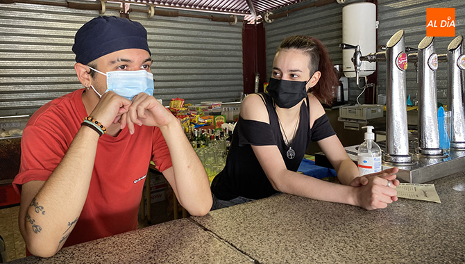 Esther y Lázaro han apostado por emprender y el bar de las piscinas en Macotera