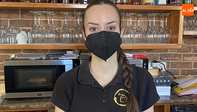 Verónica García esta viviendo su primer verano trabajando como camarera en un bar de Peñaranda