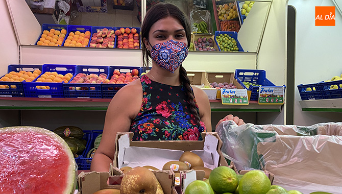 Lucia García trabaja su primer verano en un supermercado familiar en Macotera