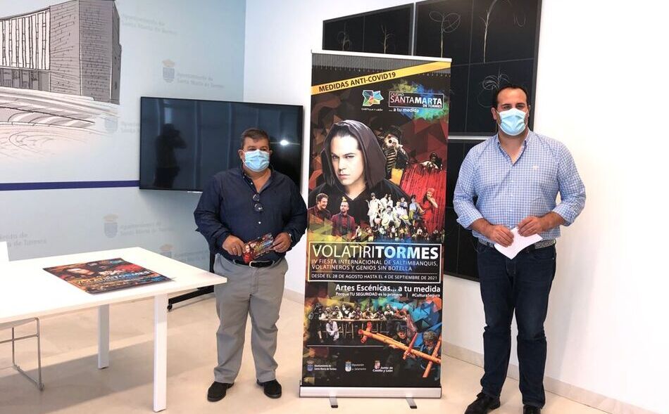 El alcalde de Santa Marta, David Mingo, y el concejal de Educación y Cultura, Francisco Miguel García, durante la presentación de Volatirirtormes