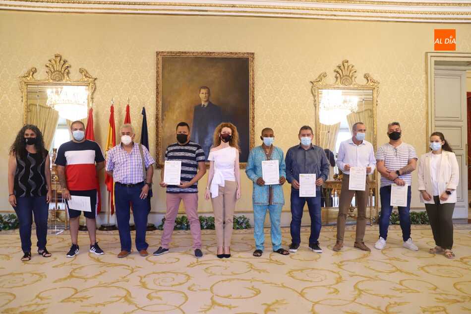 Entrega de diplomas a los alumnos que han completado el curso. Foto: Lydia González