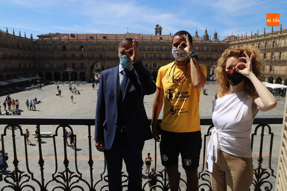 De izq. a dcha., Carlos García Carbayo, Pedro Hidalgo y  Ana Suárez, en el balón del Ayuntamiento. Foto: Lydia González