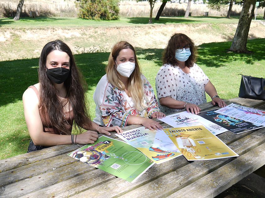 De izquierda a derecha, Alba Hernández, concejala de Juventud; Belén Acosta, coordinadora del Centro Joven; y Pilar Sánchez, jefa de Cultura - Ayto. Carbajosa