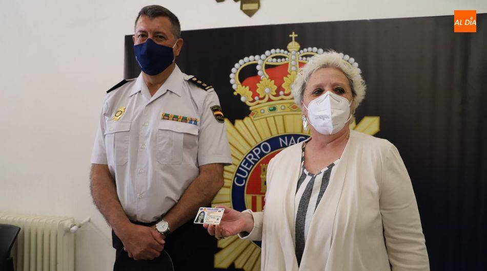 La subdelegada del Gobierno en Salamanca, Encarnación Pérez, muestra el nuevo modelo de DNI - Archivo/Lydia González