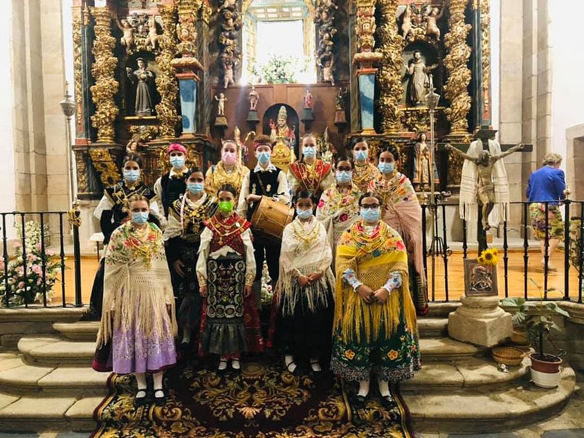 El grupo de baile rindió homenaje a la patrona de Mogarraz en el Ofertorio - Fotos: CH