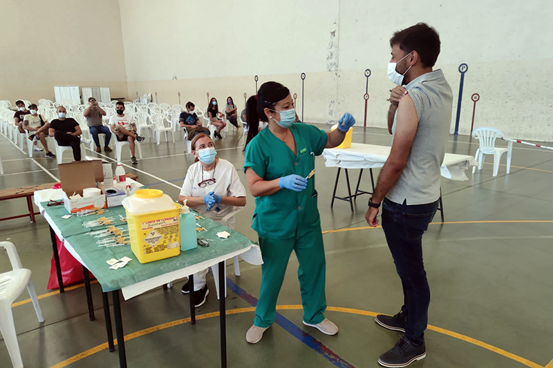 El Senador por CyL y concejal de Peñaranda, Francisco Díaz, acudía a su convocatoria de vacunación para los nacidos entre 1992 y 1996. Imagen Trisol