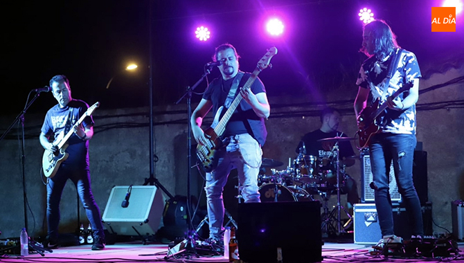 El grupo Efecto Radiactivo ofrecía un concierto tributo a los 80 en Doñinos