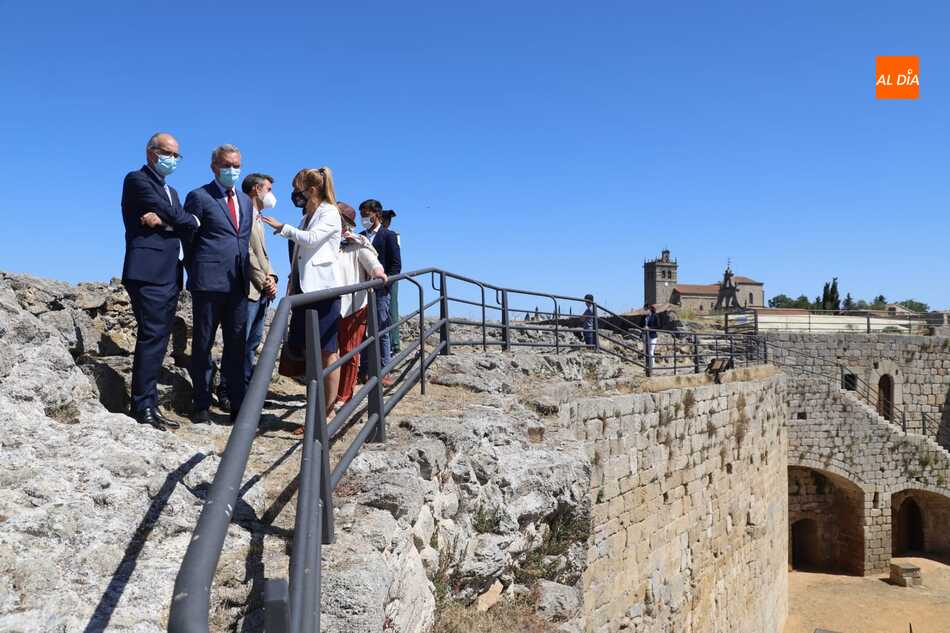 La alcaldesa de Ledesma, junto al presidente de la Diputación y el delegado del Gobierno en Castilla y León, entre otros, en la Fortaleza de Ledesma. Foto: Lydia González