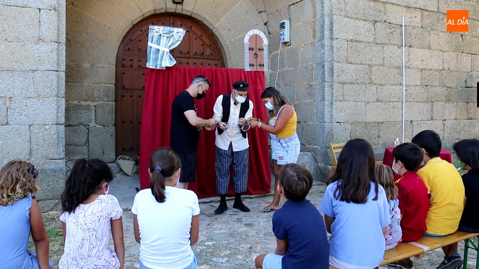 Los más pequeños disfrutan en Bañobárez del ‘Agosto 2021’ con los títeres de Chirimbamba  