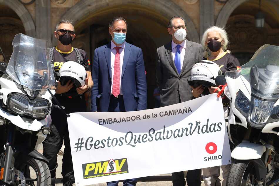 El alcalde, García Carbayo, este viernes con la Plataforma Motera por la Seguridad. Fotos: Lydia González