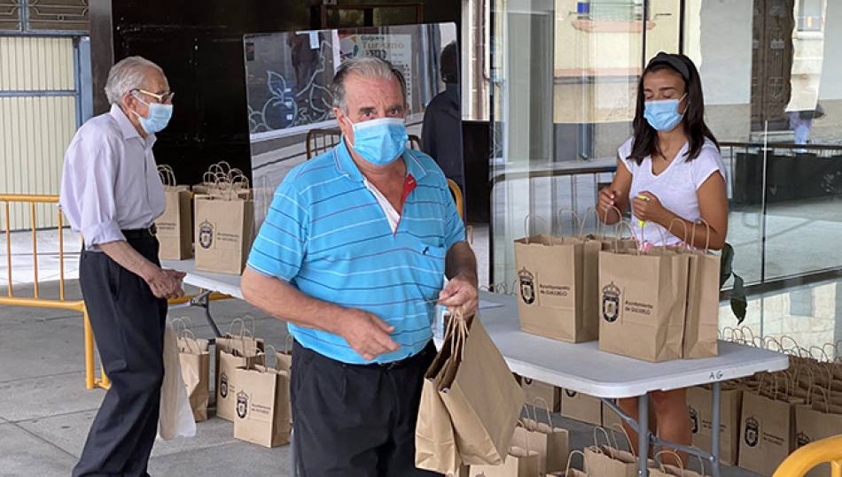 Mayores recogiendo su regalo el pasado verano en el Ayuntamiento - Archivo