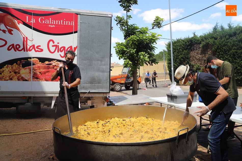 La paella se repartió al ritmo de la música de charanga - Fotos: Lydia González