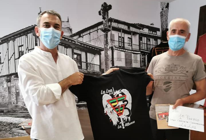 El alcalde, Miguel Ángel Luengo, y el ganador del concurso, José López Gil - Ayto. La Alberca