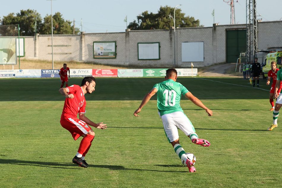 El CD Guijuelo perdió ante el Cacereño en su tercera prueba - Fotos: Twitter CD Guijuelo