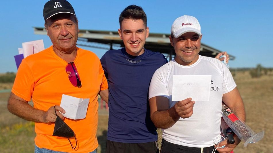 De iz. a der., Teodoro Lozano, subcampeón; el orgaznzaidor, Juan Luis Benito; y el vencedor, Juan Rodríguez