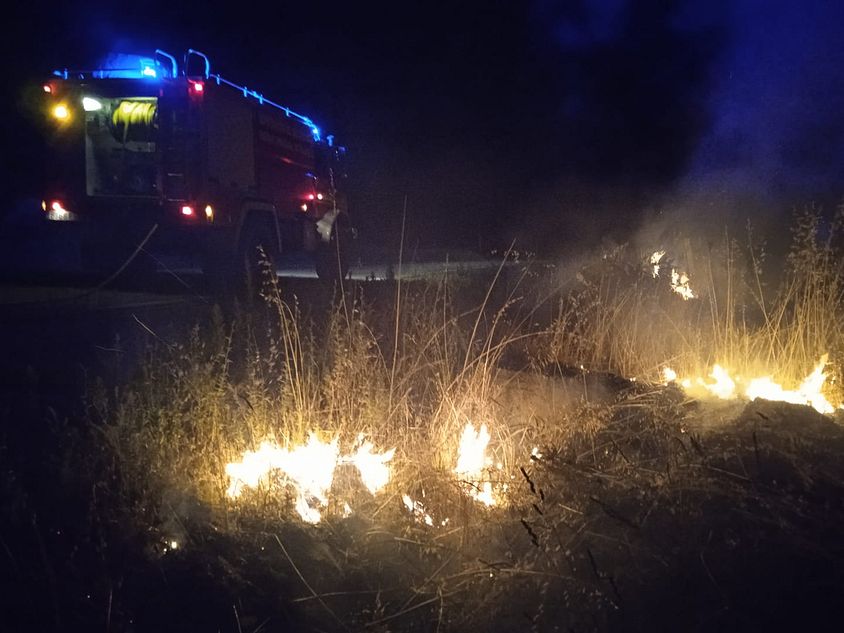 Los bomberos extinguen un incendio provocado en Sorihuela
