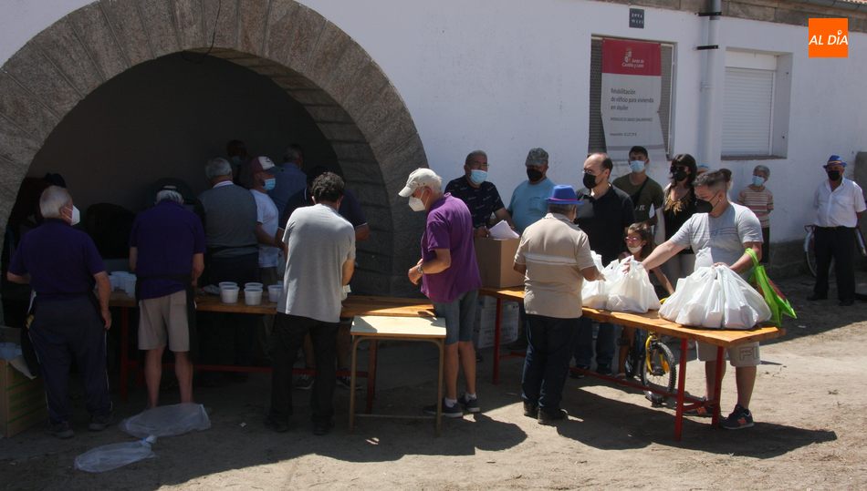 Se repartieron 400 raciones de patatas con costilla, para llevar / CORRAL