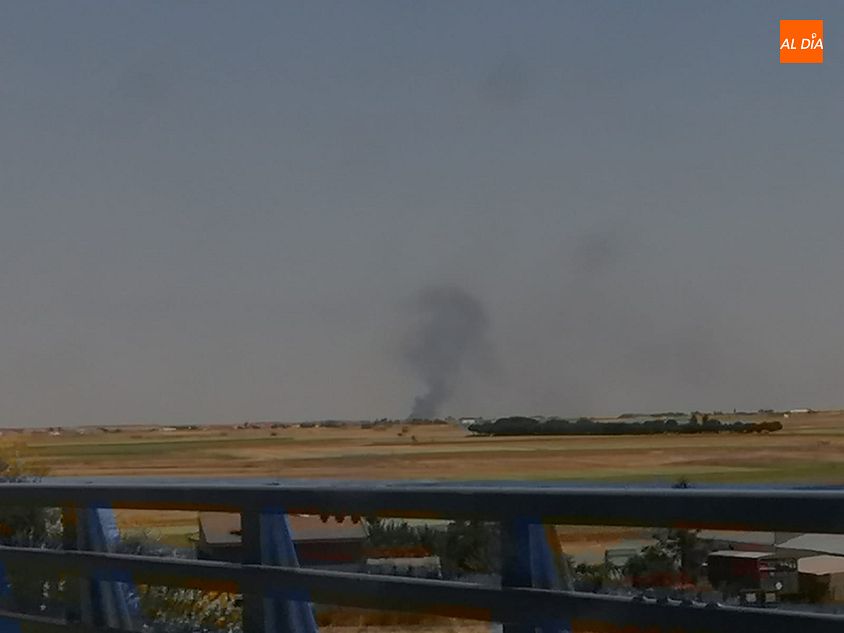 La columna de humo se ha podido ver a kilómetros de distancia - LG