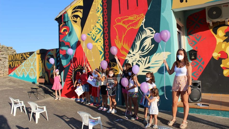 La alcaldesa, Lara Fraile, junto a los niños instantes antes de lanzar los globos al aire