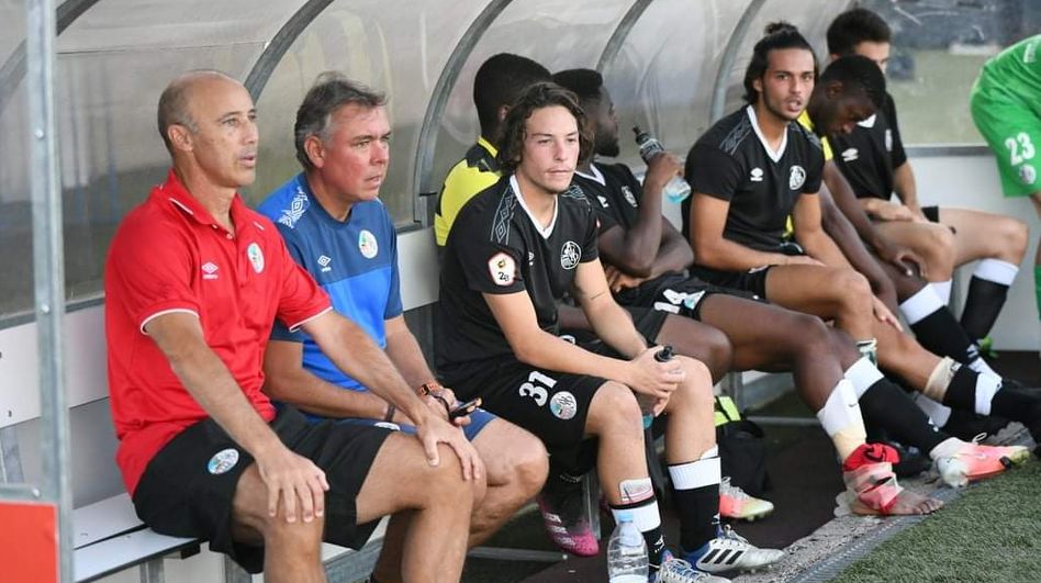 El entrenador Antonio Calderón y el preparador físico, Pepe Losada, junto a algunos integrantes del Salamanca UDS. Foto Salamanca UDS